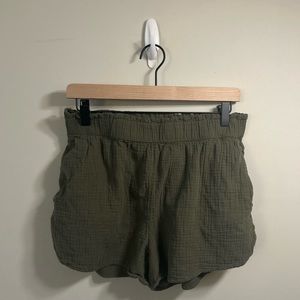 universal thread hunter green shorts